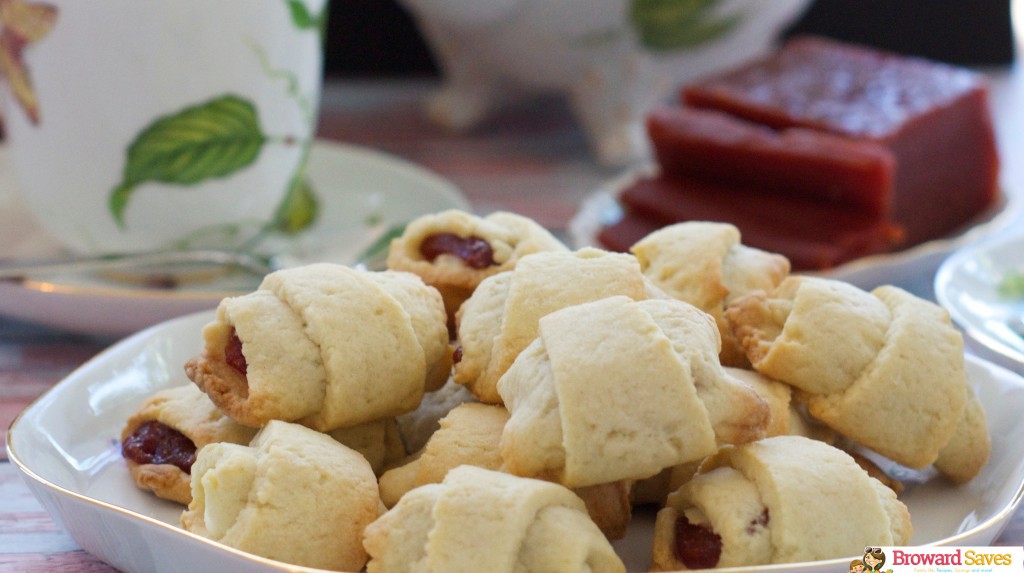 These Guava and Cheese Rugelach Cookies Recipe is so simple and so delicious! Delight your guests with this cookies with tea or dessert. Yummy! 