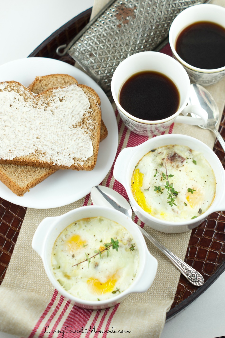 These delicious Baked Eggs En Cocotte are so easy to make and the perfect dish to serve for a brunch or for breakfast. I add delicious bacon and cheese. 