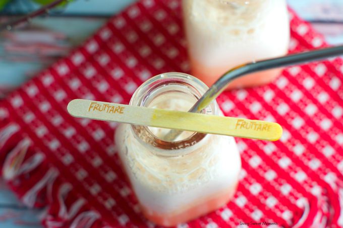 Mango Strawberry Smoothie: delicious fruit smoothie made with frozen fruit bars, fresh fruit and milk. Perfect for the lunchbox or as an afternoon snack.