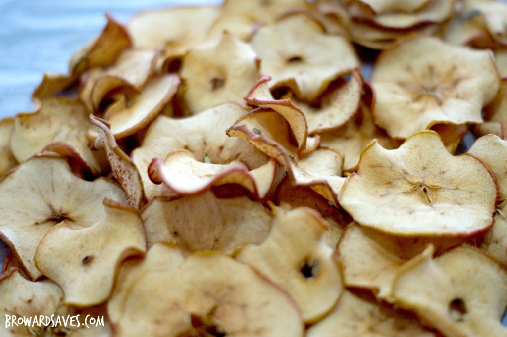 Crunchy Apple Chips - Made in the oven without the need of a dehydrator. Easy, healthy and super crunchy!