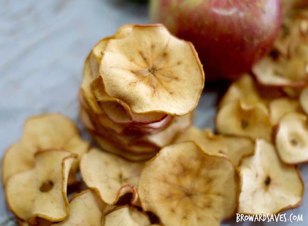 Crunchy Apple Chips - Made in the oven without the need of a dehydrator. Easy, healthy and super crunchy!