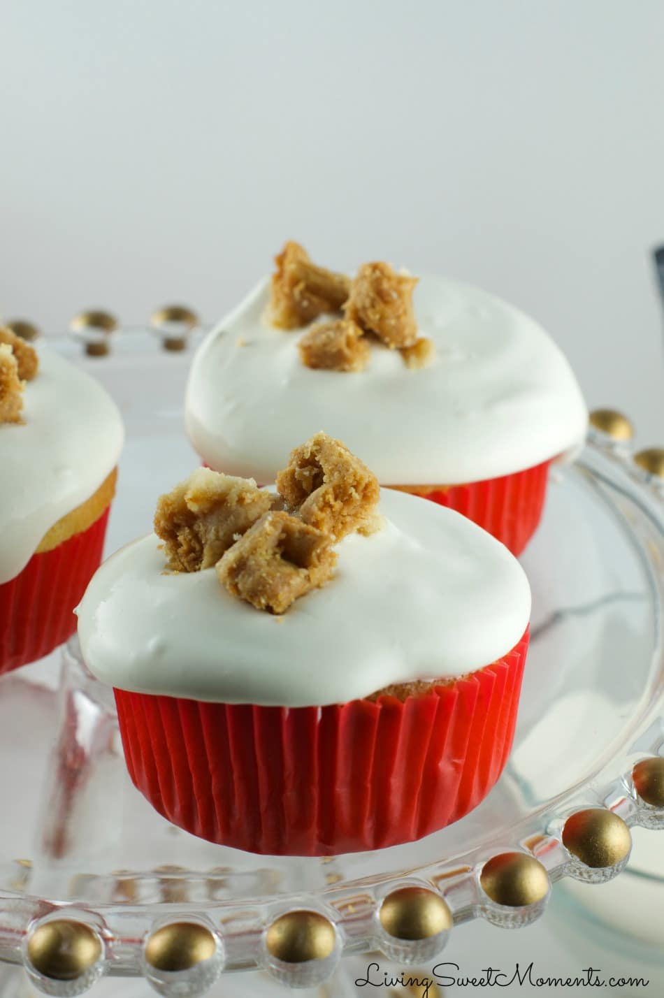 These Pumpkin Pie Cupcakes taste amazing. Delicious cake filled with pumpkin pie and topped with toasted crust. Perfect for fall or Thanksgiving!