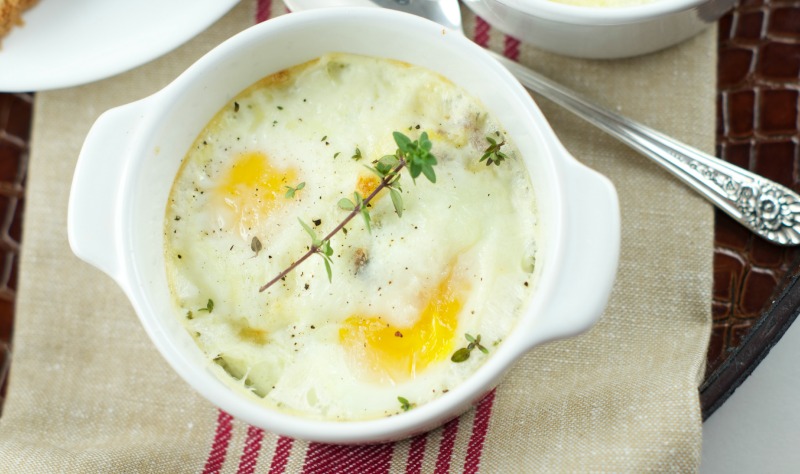 These delicious Baked Eggs En Cocotte are so easy to make and the perfect dish to serve for a brunch or for breakfast. I add delicious bacon and cheese. 