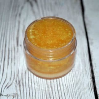 Homemade Lip Balm - Very easy to make and only requires 3 ingredients: coconut oil, beeswax and eye shadow for a shimmering effect. Perfect DIY Gift Idea.