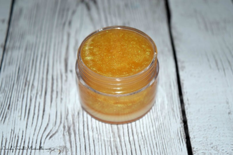 Homemade Lip Balm - Very easy to make and only requires 3 ingredients: coconut oil, beeswax and eye shadow for a shimmering effect. Perfect DIY Gift Idea. 