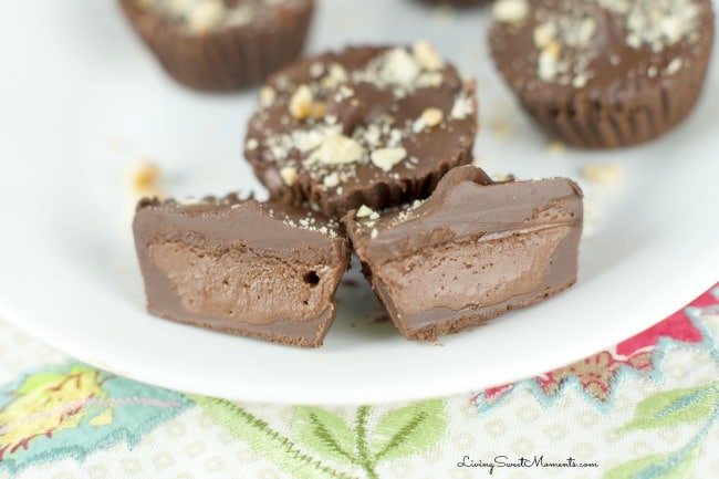 Hazelnut Chocolate Cups - A Copycat Reese's cups but instead of using peanut butter, they are filled with a delicious Nutella cream. Easy and delicious! yum