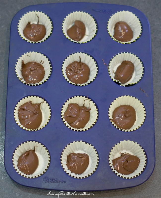 Hazelnut Chocolate Cups - A Copycat Reese's cups but instead of using peanut butter, they are filled with a delicious Nutella cream. Easy and delicious! yum