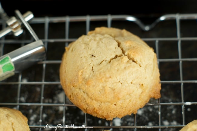 Easy Peanut Butter Cookies - these crumbly peanut butter cookies are super easy to make and perfect as a snack or dessert idea. These melt in your mouth yum