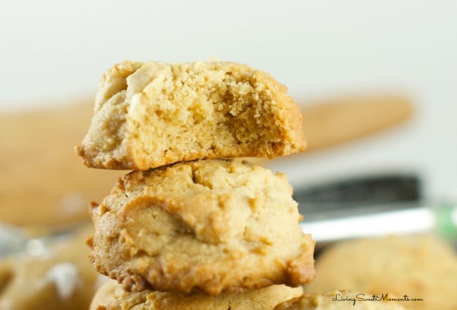 Easy Peanut Butter Cookies - these crumbly peanut butter cookies are super easy to make and perfect as a snack or dessert idea. These melt in your mouth yum