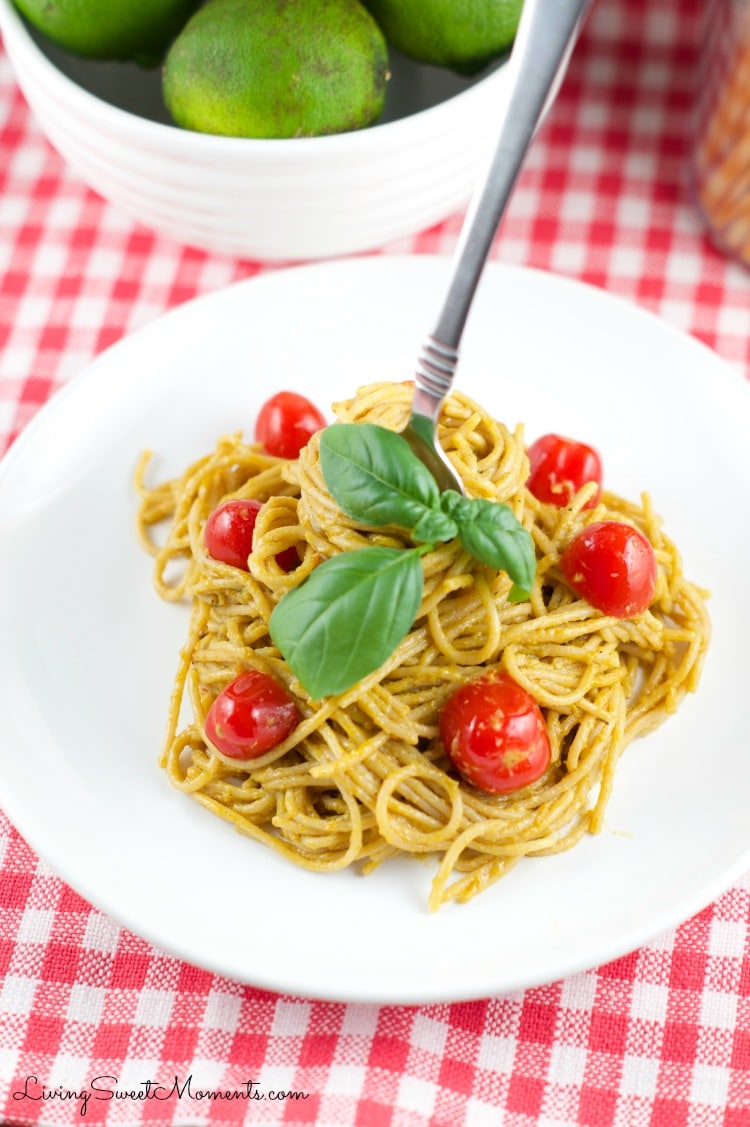 Roasted Pepper and Avocado Pasta - This simple and delicious pasta dish is perfect for a quick weeknight dinner. Yummy Roasted Peppers & avocado pasta sauce 