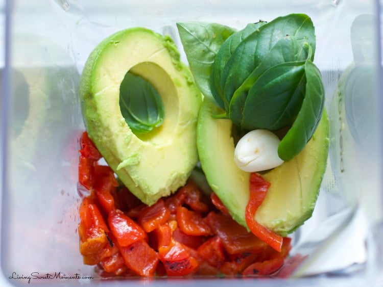 Roasted Pepper and Avocado Pasta - This simple and delicious pasta dish is perfect for a quick weeknight dinner. Yummy Roasted Peppers & avocado pasta sauce 