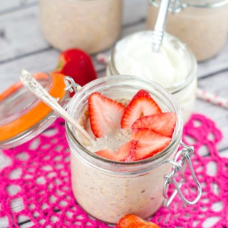 strawberries and cream overnight oats - Creamy vegan no cook oatmeal mixed with delicious strawberry. The perfect quick breakfast that will keep you going!