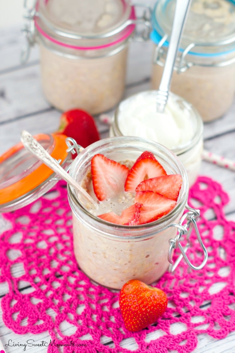 strawberries and cream overnight oats - Creamy vegan no cook oatmeal mixed with delicious strawberry. The perfect quick breakfast that will keep you going!