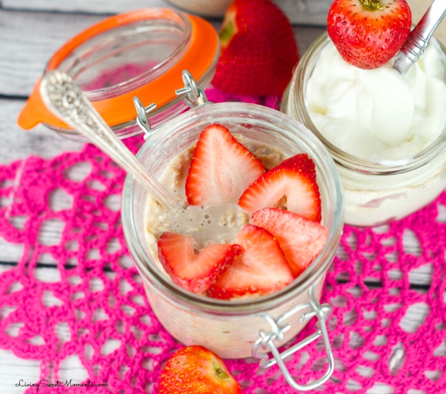 strawberries and cream overnight oats - Creamy vegan no cook oatmeal mixed with delicious strawberry. The perfect quick breakfast that will keep you going!