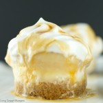 Banoffee Cheesecake- Delicious mini cheesecakes with banana, homemade toffee and whipped cream. A tasty british dessert with an american flair. YUM Dessert