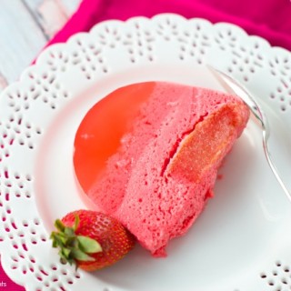 Magic Strawberry Jell-O Cake - Only 5 ingredients. this easy no bake summer cake magically creates 3 layers of flavors that your family will love. Super yum