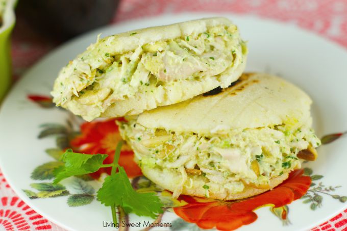  Délicieux Arepas vénézuéliens remplis de la meilleure salade de poulet à l'avocat. Parfait pour un déjeuner et un dîner rapides! Utilisez-le dans des sandwichs, des arepas ou tout seul! Miam