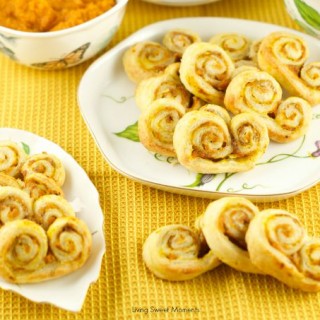 Pumpkin Palmiers: delicious crispy cookies filled with pumpkin and spice. Perfect treat and dessert for the fall. Only 4 ingredients needed! Easy and quick!