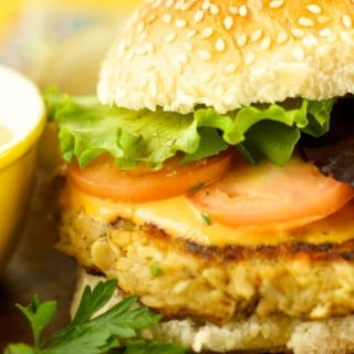 Tuna Burgers With Roasted Pepper Tartar Sauce: the perfect healthy quick weeknight dinner idea for the whole family. Low fat, tasty and easy to make