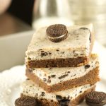 Oreo Cheesecake Brownie Bars - delicious bars with a fudgy brownie bottom topped with a creamy oreo cheesecake. The perfect dessert for any occasion. Yummy!