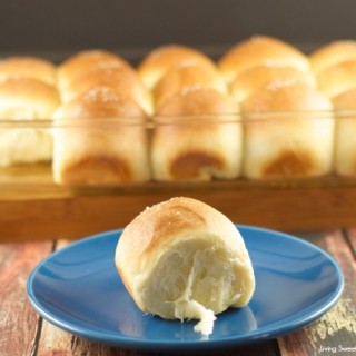 Homemade Dinner Rolls Recipe - These quick homemade dinner rolls are easy to make, soft, fluffy and delicious. This is the best rolls you will every try!