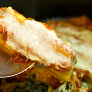 Crock Pot No Cook Manicotti - delicious ricotta spinach manicotti made in the slow cooker! A perfect easy vegetarian dinner idea that preps in no time. Yum!