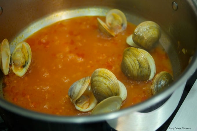 This Pasta With Clams And Scallops is ready in 30 minutes or less! The perfect quick & flavorful dinner idea for your family and friends. Loaded with flavor