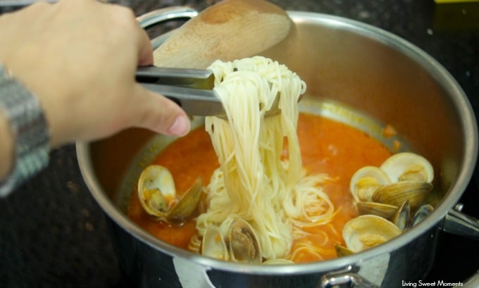 This Pasta With Clams And Scallops is ready in 30 minutes or less! The perfect quick & flavorful dinner idea for your family and friends. Loaded with flavor