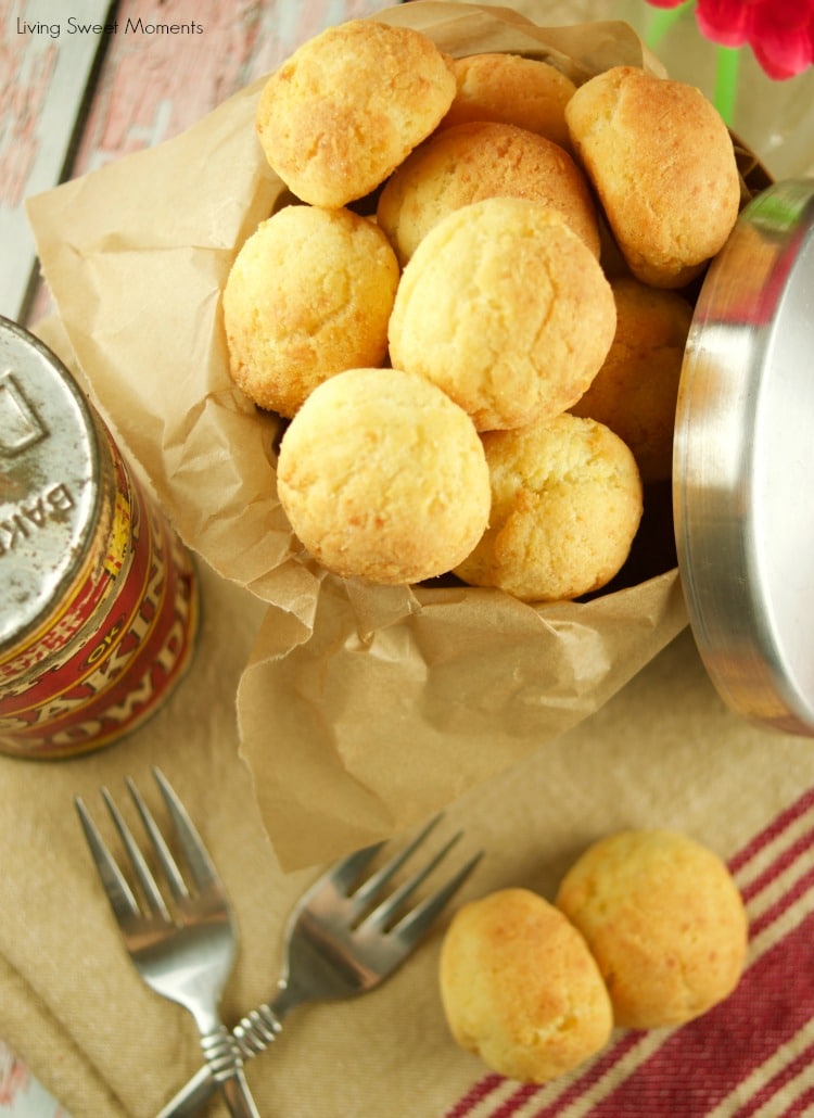 detta smaskiga latinska ostbröd (almojabanas) är glutenfritt och gott. Perfekt att servera som rullar under middagen och som aptitretare för en fest eller brunch. Ursprungligen från Colombia.