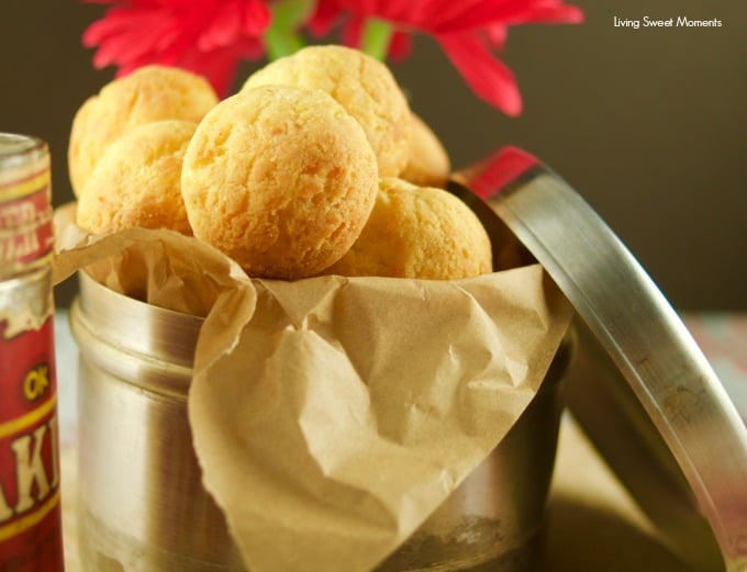  Ce délicieux pain au fromage latin (almojabanas) est sans gluten et délicieux. Parfait pour servir comme petits pains pendant le dîner et comme amuse-gueules pour une fête ou un brunch. Originaire de Colombie.