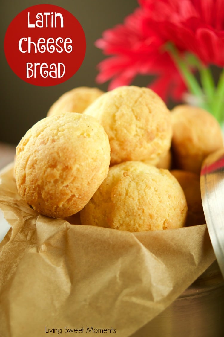  este delicioso pão de queijo Latino (almojabanas) é isento de glúten e delicioso. Perfeito para servir como rolos durante o jantar e como aperitivos para uma festa ou brunch. Originário da Colômbia.