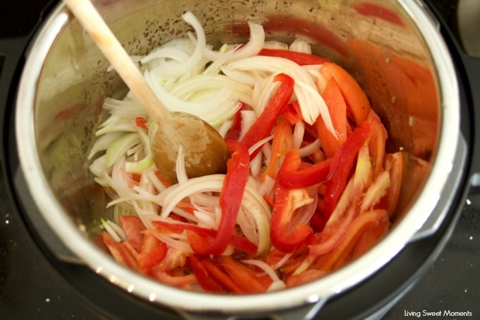 This Venezuelan Shredded Beef (carne mechada) is ready in no time using the Instant Pot pressure cooker. The perfect quick weeknight dinner idea! 