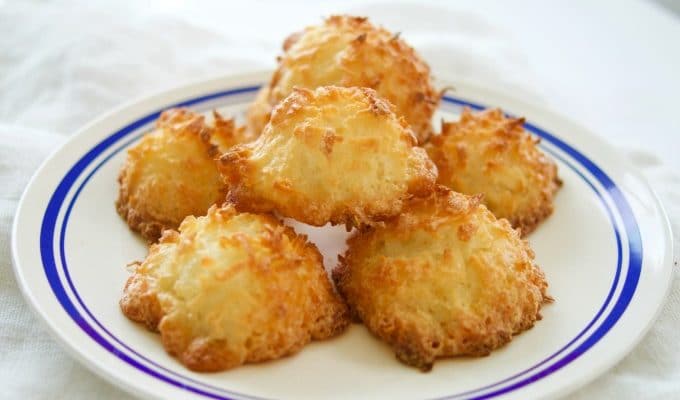 These 3 ingredient coconut macaroons cookies are gluten-free, easy to make and delicious. The perfect dessert for Passover or any other Holiday. Yummy!