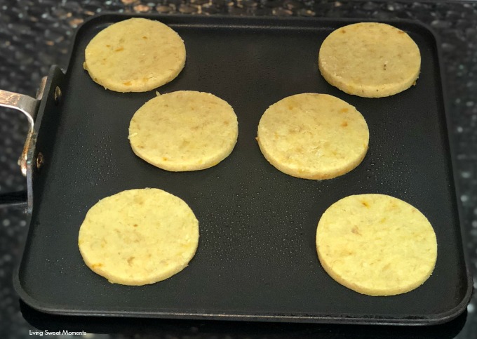 Prepare these easy and delicious Plantain Arepas. Crispy on the outside, soft on the inside, with a touch little sweetnes. Serve with shredded cheese.