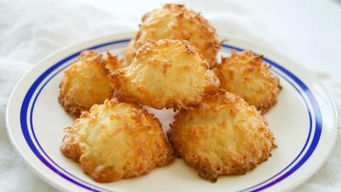 These 3 ingredient coconut macaroons cookies are gluten-free, easy to make and delicious. The perfect dessert for Passover or any other Holiday. Yummy!