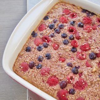 A delicious comforting breakfast that will keep energized all day! this amazing Baked Oatmeal with berries made with walnut and citrus zest