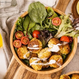 Delicious and hearty ! These easy falafel bowls are served with veggies, and make the perfect vegan quick lunch.