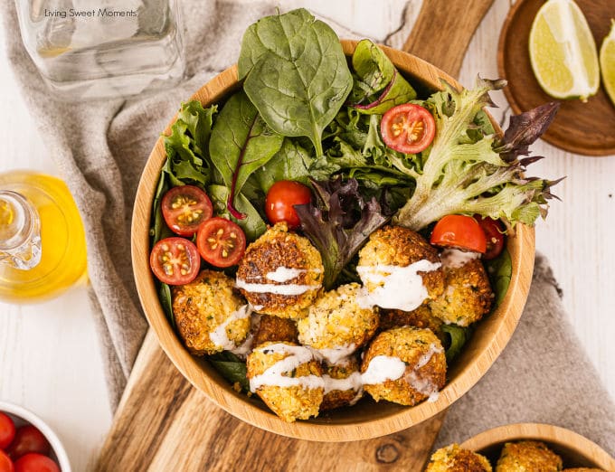 Delicious and hearty ! These easy falafel bowls are served with veggies, and make the perfect vegan quick lunch.