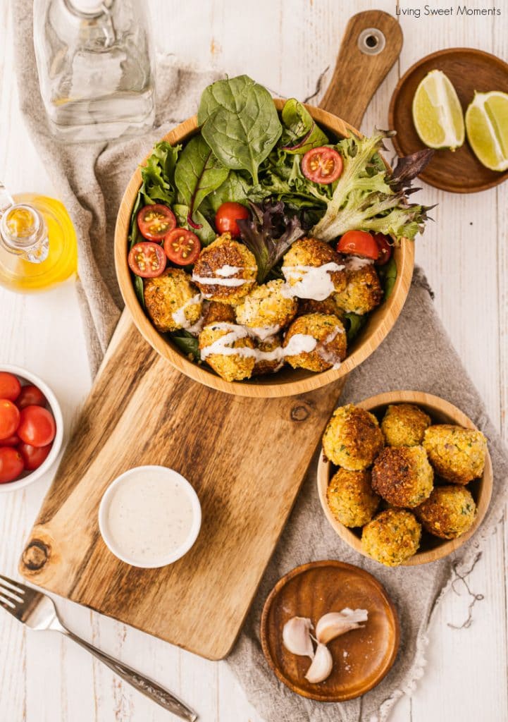 Delicious and hearty ! These easy falafel bowls are served with veggies, and make the perfect vegan quick lunch.